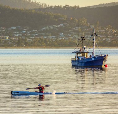 Hobart, Tazmanya, Avustralya - 28 Şubat 2014: deniz kanocu balıkçı teknesi sabahın erken saatlerinde kürek çekmeye Derwent Haliç üzerinde Tazmanya, Avustralya