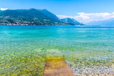Lake Garda, İtalya. dağlar kadar sahilde doğru Gölü üzerinden çarpıcı görünüm