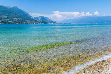 Lake Garda, İtalya. dağlar kadar sahilde doğru Gölü üzerinden çarpıcı görünüm