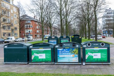 Lahey, Hollanda - 25 Ocak 2018: banliyö toplama noktası için şişe, kağıt ve plastik geri dönüşüm