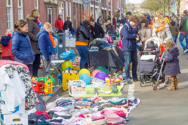 Thomsonlaan, Lahey, Hollanda -27 Nisan 2017: insanlar alış ve satış ev objeleri Kingsday sokak bit pazarı