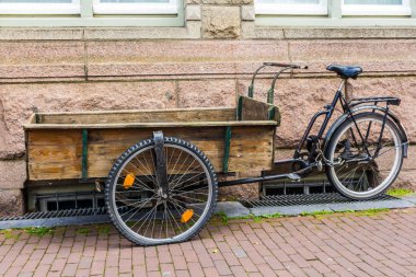 Amsterdam, Hollanda - 13 Ağustos 2017: ahşap paketlenip mallar Amsterdam üzerinden taşınması için bisiklet çerçeve üzerine inşa