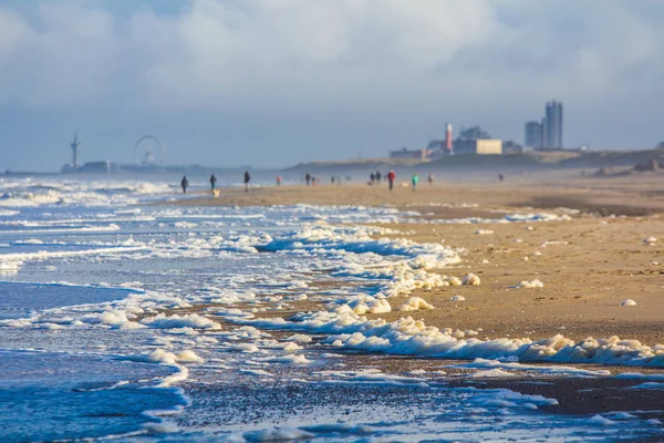 Kijkduin 네덜란드에 바다에서 거품을 폭풍우 — 스톡 사진