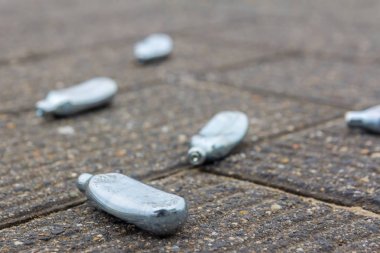 boş azot oksit ampuller, sokakta dağınık yalan olarak da bilinen Gülme gazı çatlamak ya da hippi uyuşturucu, sokakta dağınık yalan