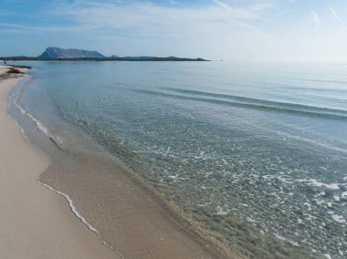 La Cinta beach, Sardunya, İtalya güneşli beyaz plaj ada manzaralı