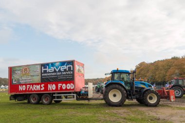 Lahey, Hollanda - 16 Ekim 2019: Karbondioksit ve azot emisyonları konusunda daha katı çevre yasalarına karşı toplu çiftçi protestosu