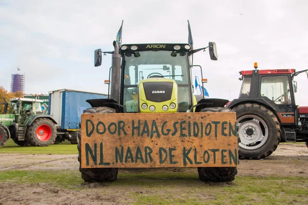Lahey, Hollanda - 16 Ekim 2019: Karbondioksit ve azot emisyonları konusunda daha katı çevre yasalarına karşı toplu çiftçi protestosu