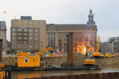 Amsterdam, Hollanda - 13 Ocak 2020: Amsterdam Merkez İstasyonu karşısındaki otellerde gaz yangını patlak verdi