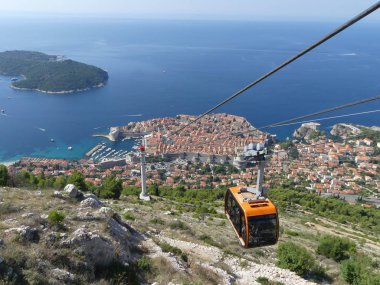 Dubrovnik, Hırvatistan - 4 Ağustos 2018: teleferik Dubrovnik yukarıda dağın tepesine ulaşan