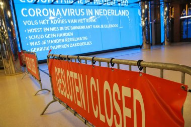 Amsterdam, Hollanda - 18 Mart 2020: Hollanda tren istasyonundaki elektronik panolarda koronavirüs uyarısı