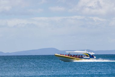 Macera Körfezi, Esmer Ada, Tazmanya, Avustralya - 18 Aralık 2016 Bruny Adası gezisinde yolcularla birlikte hızlı bir bot fırtınası fırtınası fırtınası