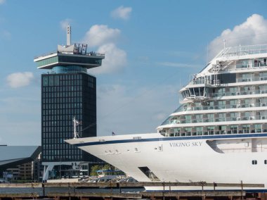 Amsterdam, Hollanda - 25 Nisan 2020: Viking Star yolcu gemisi Amsterdam limanında