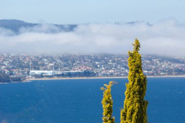 Hobart, Tazmanya, Avustralya - 24 Aralık 2016: Hobart şehri ve derwent nehri doğu kıyısında deniz sisi ile birlikte kumlu körfezin banliyösünden görülüyor