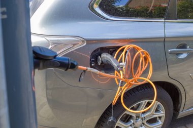 Lahey, Hollanda - 14 Mayıs 2020: şarj noktasında şarj olan elektrikli araba
