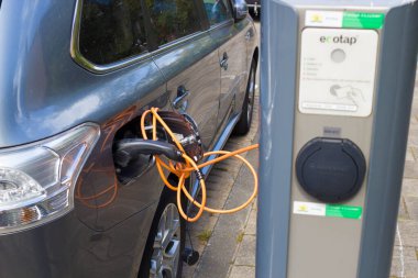 Lahey, Hollanda - 14 Mayıs 2020: şarj noktasında şarj olan elektrikli araba