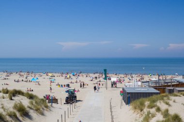 Kijkduin, Lahey, Hollanda - 21 Mayıs 2020: Coronavirus salgını sırasında Hollanda sahillerinde yükseliş günü kalabalığı