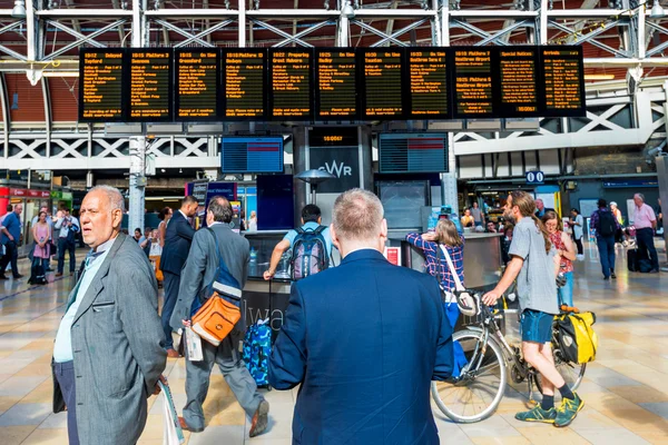 Menschen, die in Paddington auf ihren Zug warten — Stockfoto