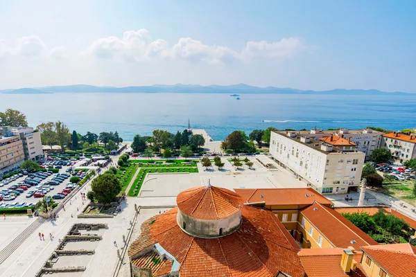 Uitzicht op de oude stad Zadar met zee — Stockfoto