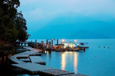 Güneş Gölü geceleri ay.