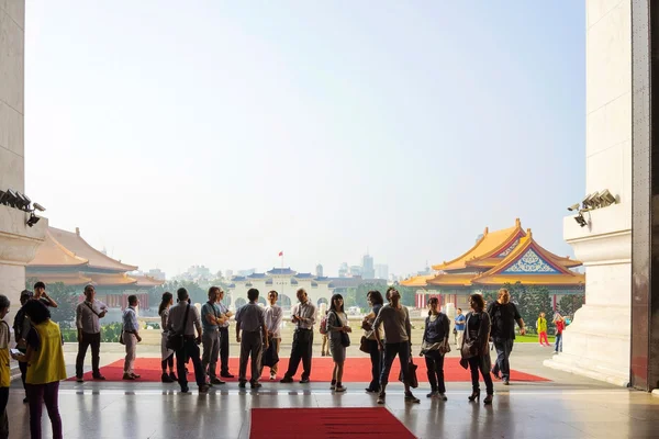 Turisti a Chiang Kai Shek Memorial hall — Foto Stock