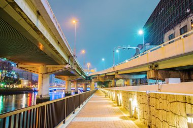 Osaka nehir kenarında yürüyüş yolu
