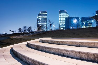 Gece sahne merdiven backgro binalarda bulanık şehir ile