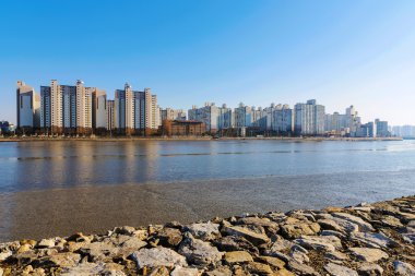 bir sahil boyunca binalar