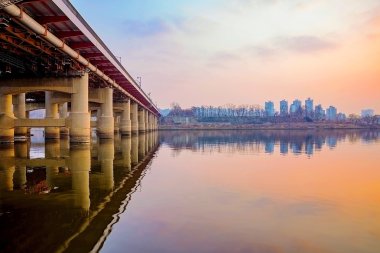 gün batımında Han Nehri Köprüsü