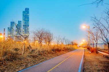 Geceleri Han Nehri boyunca bisiklet yolu
