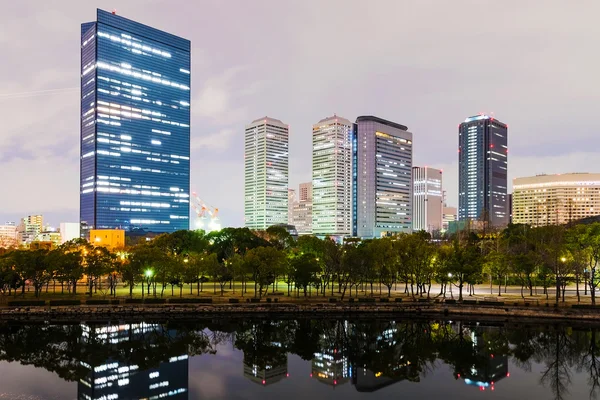 Bâtiments du parc d'affaires d'Osaka à Ngiht — Photo