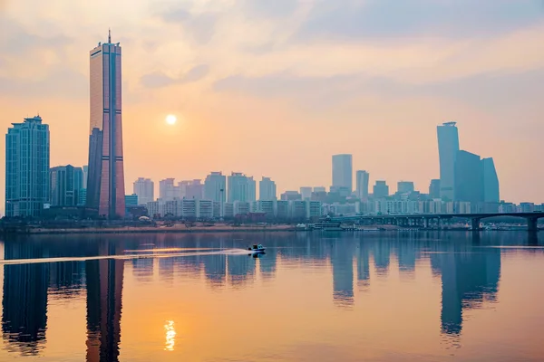 Yeouido financial district during sunset with Han river — Stock Photo, Image