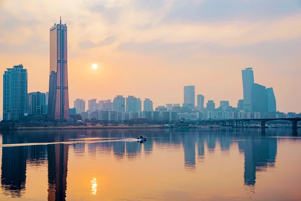 Quartier financier de Yeouido au coucher du soleil avec la rivière Han — Photo