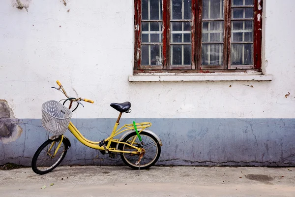 老小街与一个老式的老黄色自行车 — 图库照片