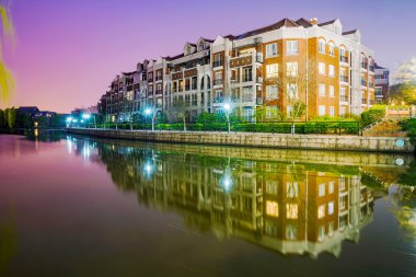 İngiliz tarzı apartmanlar Thames şehir