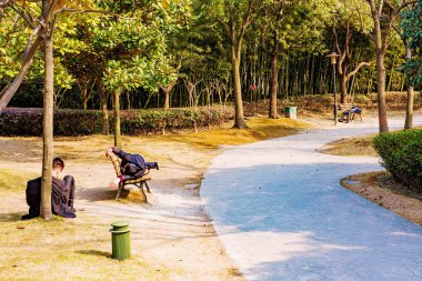 Çin ofisi çalışanları bir parkta dinlenme