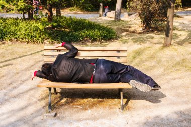 yorgun adam parkta dinlenme