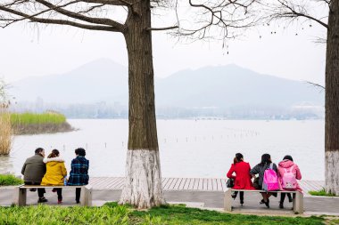Xuanwu Gölü tarafından oturan insanlar