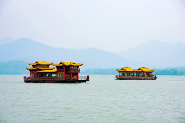 Hangzhou Batı Gölü gemilerde