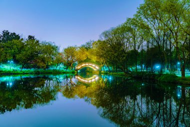 Batı Gölü nün gece görünümü