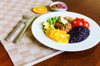 Siyah pirinç Cihicken ile