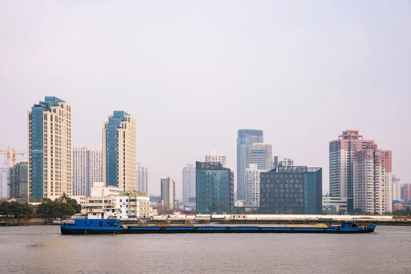 Buildings and boat along the Huangpu river — Stock Photo, Image