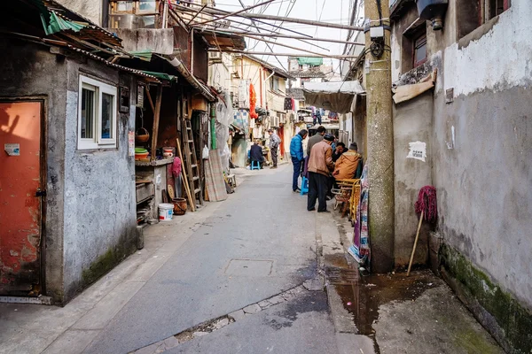 Old stret with chinese people in Shanghai — Stock Photo, Image