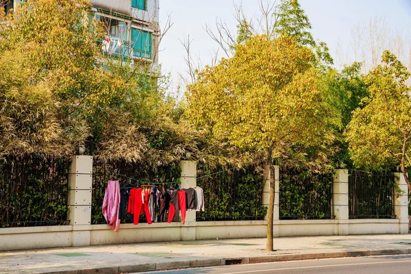 Washing line on a street in Shanghai — Stock Photo, Image