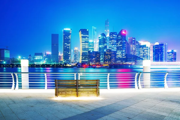 Vue du quartier financier de Shanghai la nuit — Photo