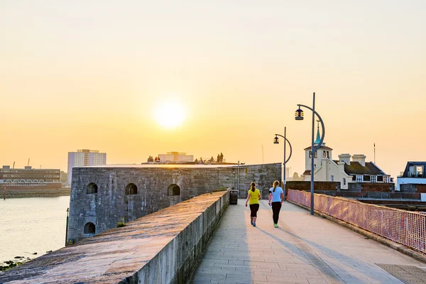 Sendero a pie en la zona del castillo de Portsmouth — Foto de Stock