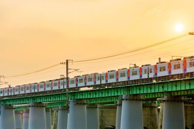 Bir demiryolundan tren