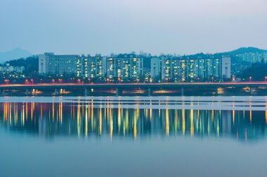 Bir Nehri boyunca apartman binaları