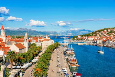 Güneşli bir günde Trogir eski şehir