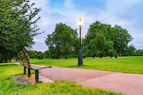 Banc et réverbère — Photo