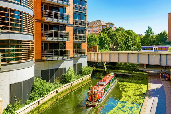 Regents park canal with boat — Stock Photo, Image